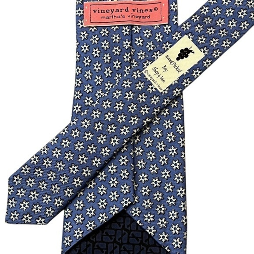 Vineyard Vines periwinkle blue snowflakes ❄️ pattern 100% silk tie, 3.5” wide